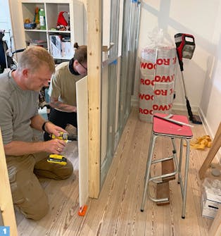 Byg selv walk-in closet: Pladerne monteres “liggende” Byg selv walk-in closet: Pladerne monteres “liggende”